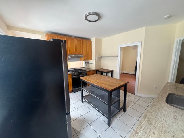 190 Whitney Avenue 2nd floor, Bridgeport, CT 06606