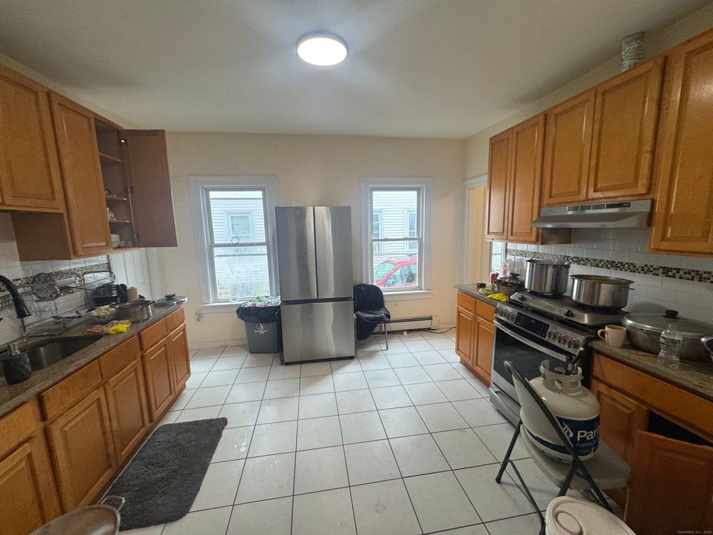 190 Whitney Avenue 2nd floor, Bridgeport, CT 06606