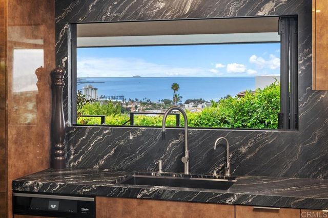 5560 Moonlight Lane, La Jolla, CA 92037