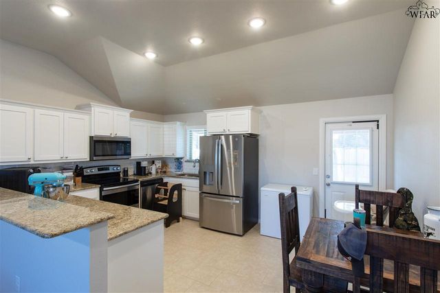 1212 NEWMAN AVENUE, Iowa Park, TX 76367