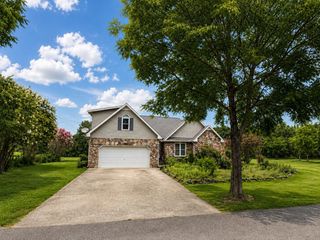 118 Steeplechase Dr, Smithville, TN 37166