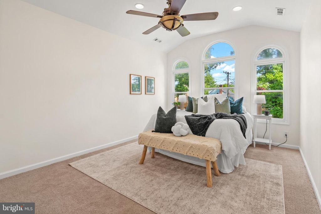 Image 13 of property listing at 3305 DEVONSHIRE DR, Baltimore, MD 21215