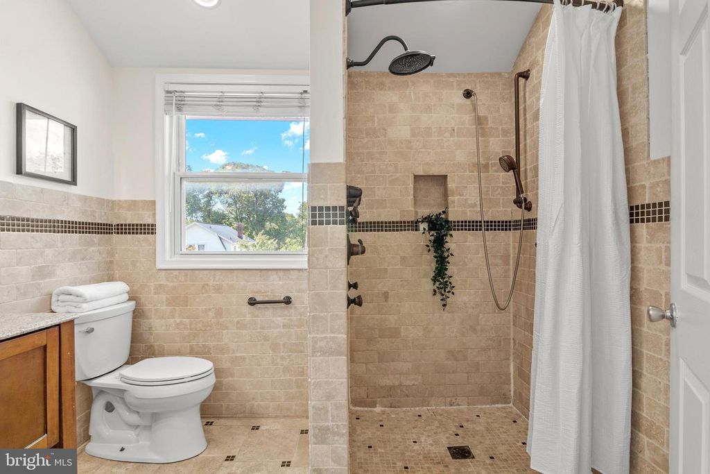 Image 14 of property listing at 3305 DEVONSHIRE DR, Baltimore, MD 21215