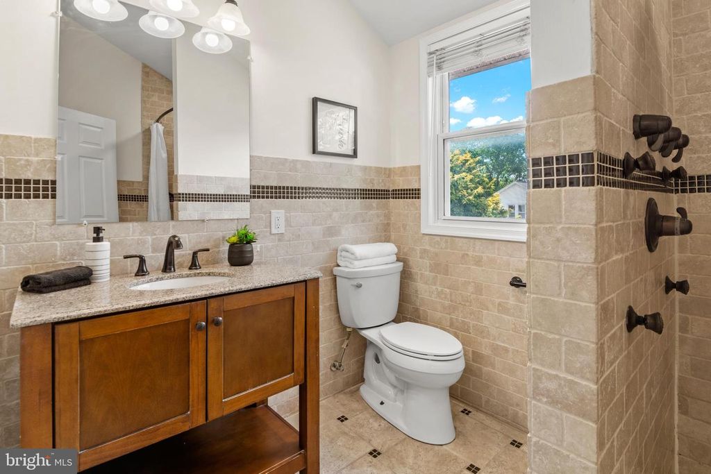 Image 15 of property listing at 3305 DEVONSHIRE DR, Baltimore, MD 21215