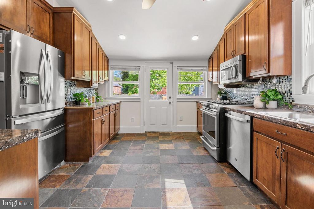 Image 7 of property listing at 3305 DEVONSHIRE DR, Baltimore, MD 21215