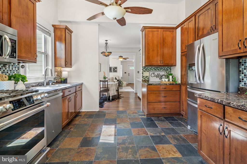 Image 8 of property listing at 3305 DEVONSHIRE DR, Baltimore, MD 21215