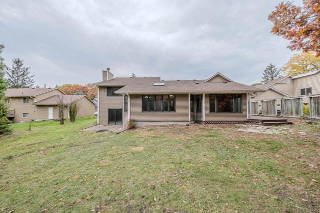 1568 Lakewood Drive N, Maplewood, MN 55119