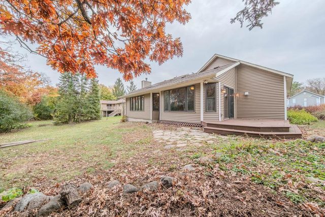 1568 Lakewood Drive N, Maplewood, MN 55119