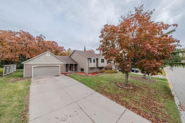 1568 Lakewood Drive N, Maplewood, MN 55119