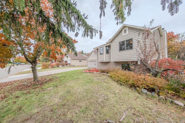 1568 Lakewood Drive N, Maplewood, MN 55119