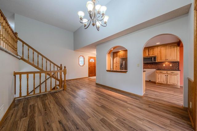 1568 Lakewood Drive N, Maplewood, MN 55119