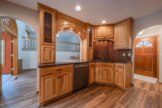 1568 Lakewood Drive N, Maplewood, MN 55119
