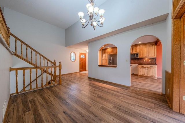 1568 Lakewood Drive N, Maplewood, MN 55119