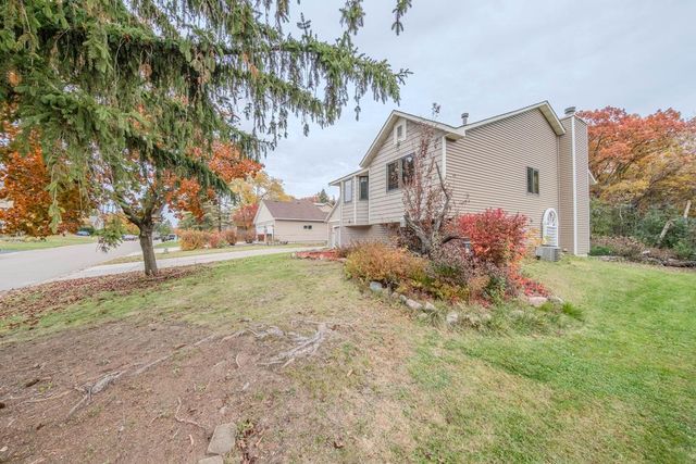 1568 Lakewood Drive N, Maplewood, MN 55119