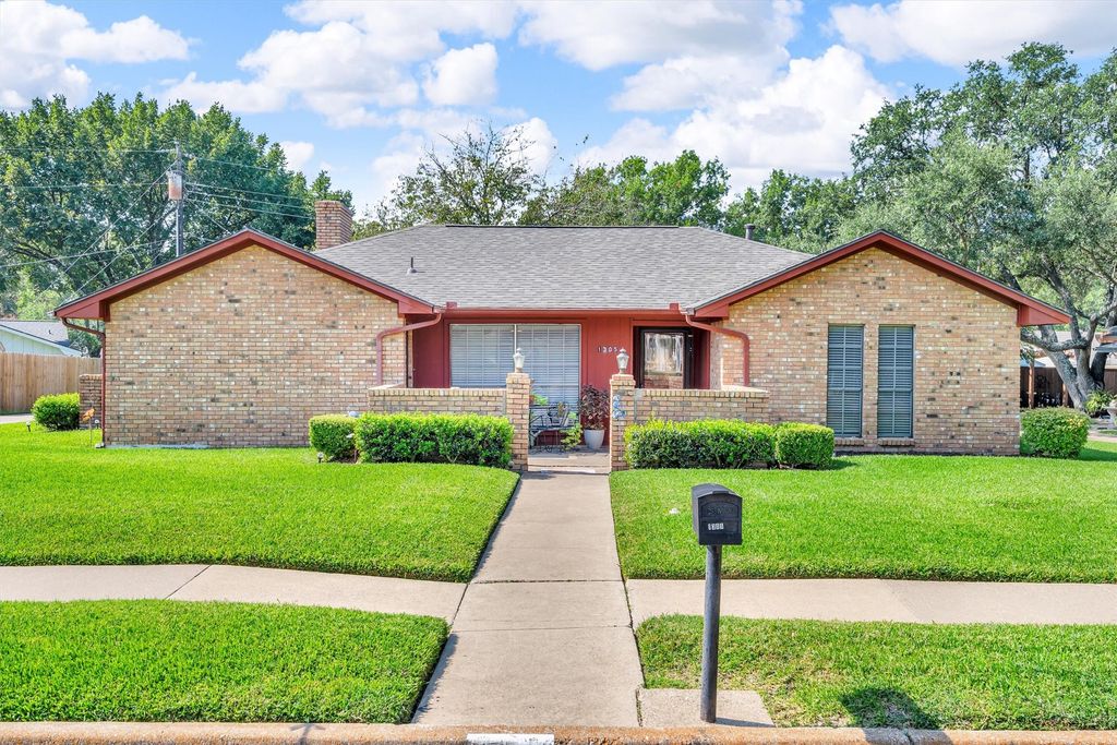 1305 Mount Vernon Street, Ennis, TX 75119