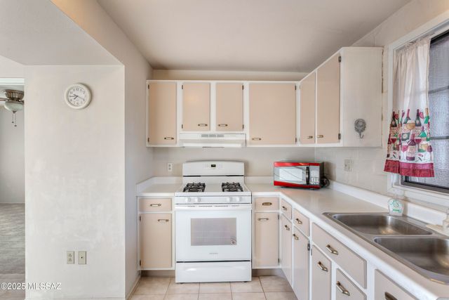 146 S Paseo Tierra Apt B, Green Valley, AZ 85614