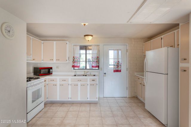 146 S Paseo Tierra Apt B, Green Valley, AZ 85614