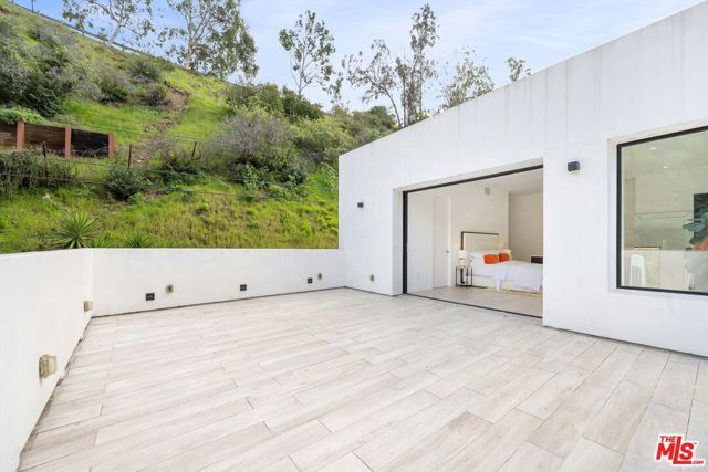 2048 N Beverly Drive, Beverly Hills, CA 90210