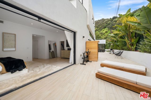 2048 N Beverly Drive, Beverly Hills, CA 90210