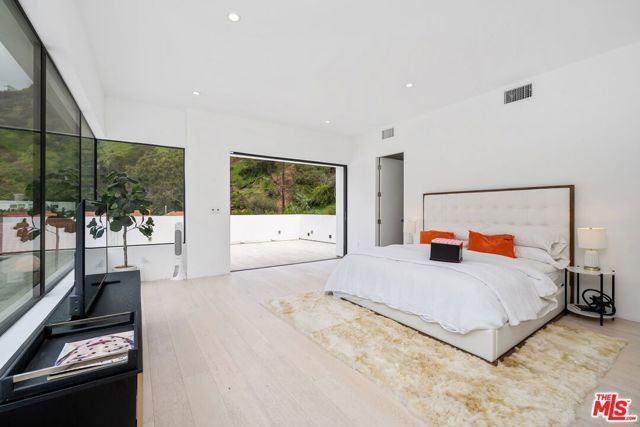 2048 N Beverly Drive, Beverly Hills, CA 90210