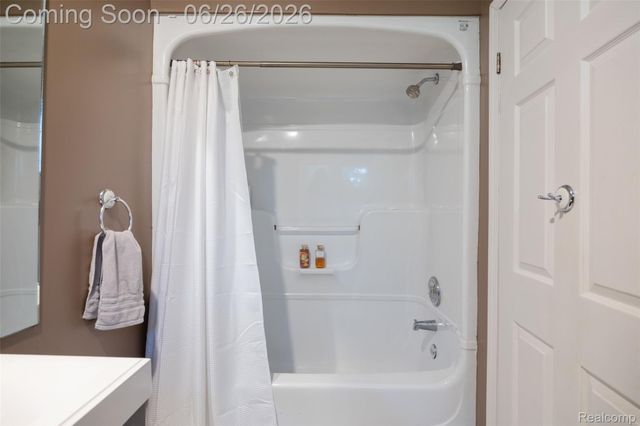 18570 Hollie Drive, Macomb Township, MI 48044