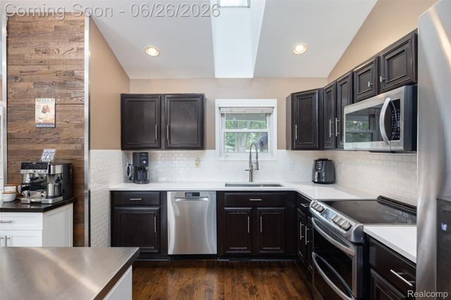 18570 Hollie Drive, Macomb Township, MI 48044