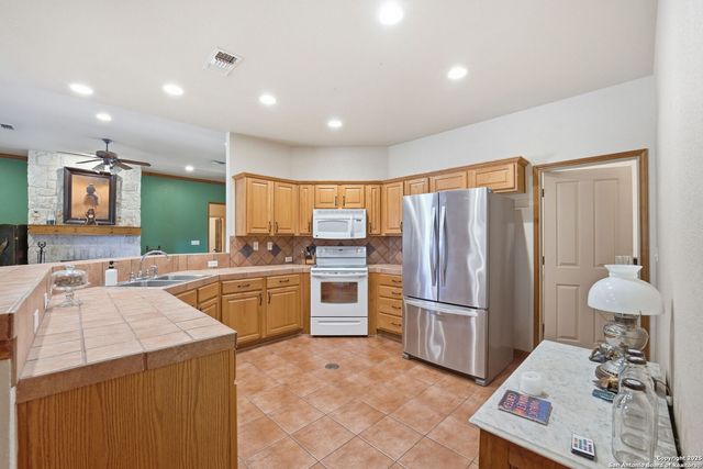 805 Paddy, Floresville, TX 78114