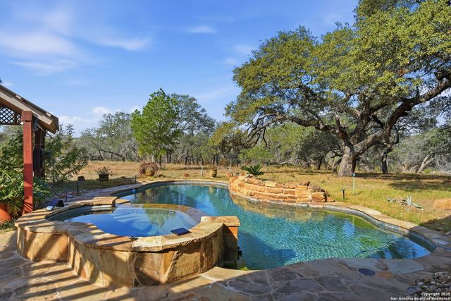 805 Paddy, Floresville, TX 78114