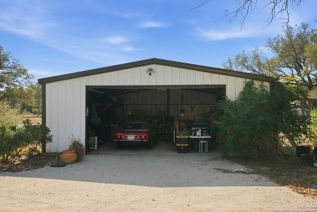 805 Paddy, Floresville, TX 78114