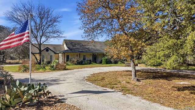 805 Paddy, Floresville, TX 78114