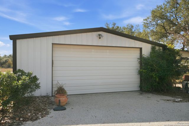 805 Paddy, Floresville, TX 78114