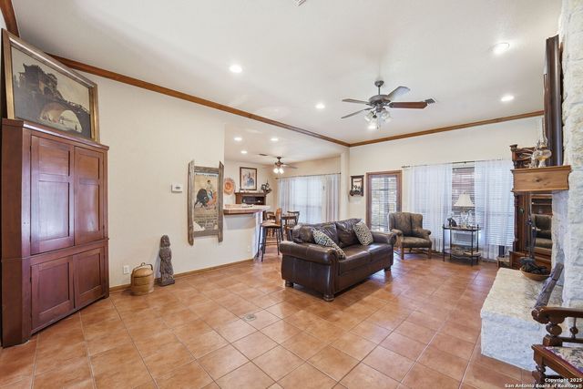 805 Paddy, Floresville, TX 78114