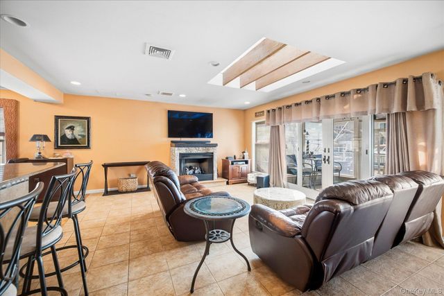 11 W 2nd Street, Freeport, NY 11520