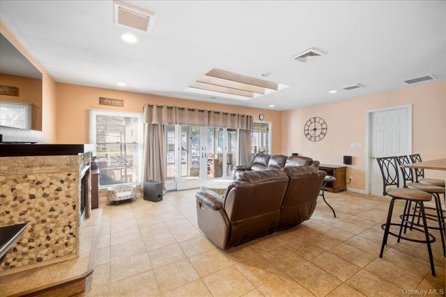 11 W 2nd Street, Freeport, NY 11520