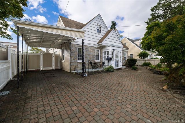 11 W 2nd Street, Freeport, NY 11520