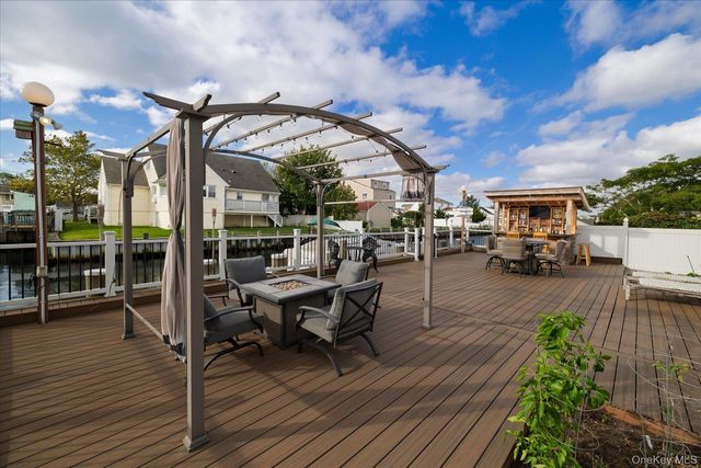 11 W 2nd Street, Freeport, NY 11520