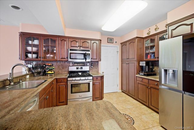 11 W 2nd Street, Freeport, NY 11520
