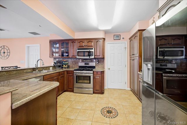 11 W 2nd Street, Freeport, NY 11520