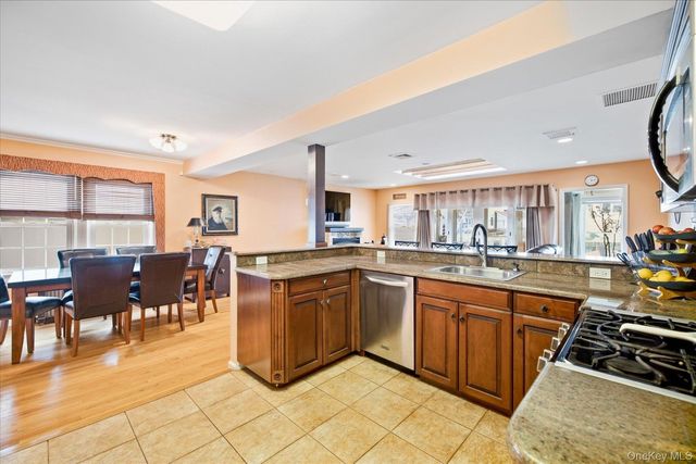 11 W 2nd Street, Freeport, NY 11520