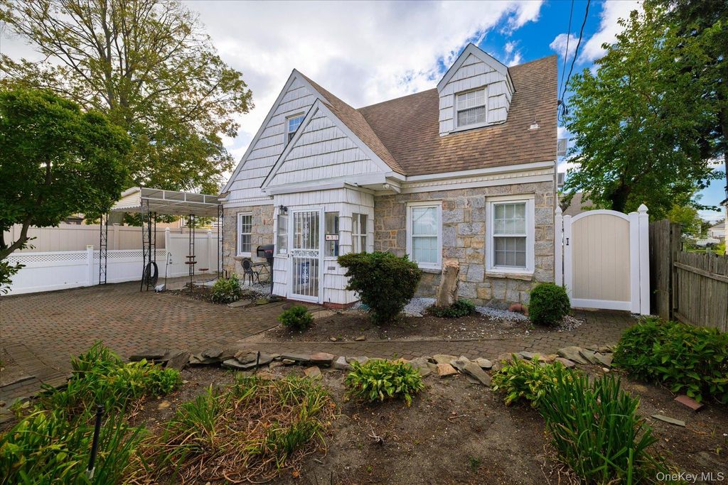 11 W 2nd Street, Freeport, NY 11520 — photo 2