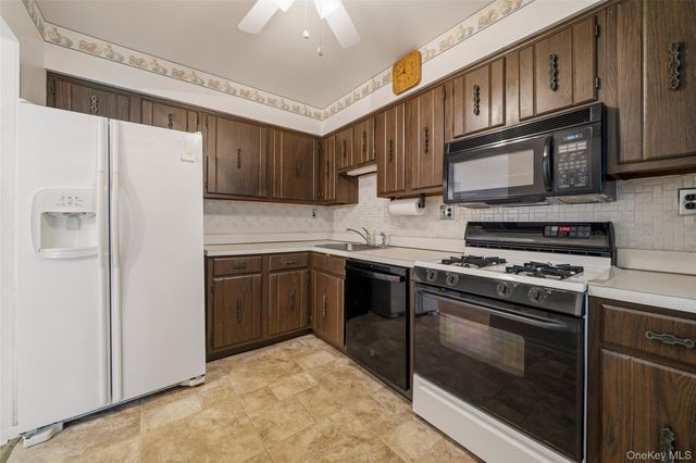 35 Milford Lane X8, Suffern, NY 10901