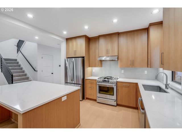 10682 Sw BERKSHIRE St, Portland, OR 97225