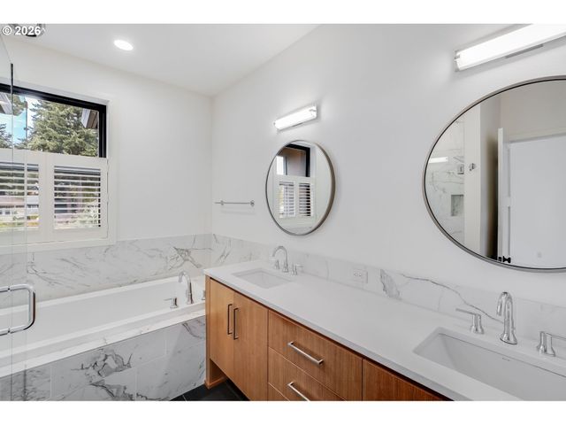 10682 Sw BERKSHIRE St, Portland, OR 97225