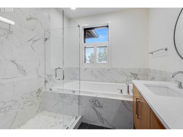 10682 Sw BERKSHIRE St, Portland, OR 97225