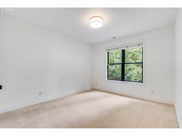 10682 Sw BERKSHIRE St, Portland, OR 97225