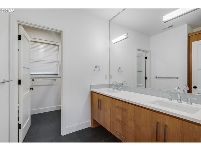 10682 Sw BERKSHIRE St, Portland, OR 97225