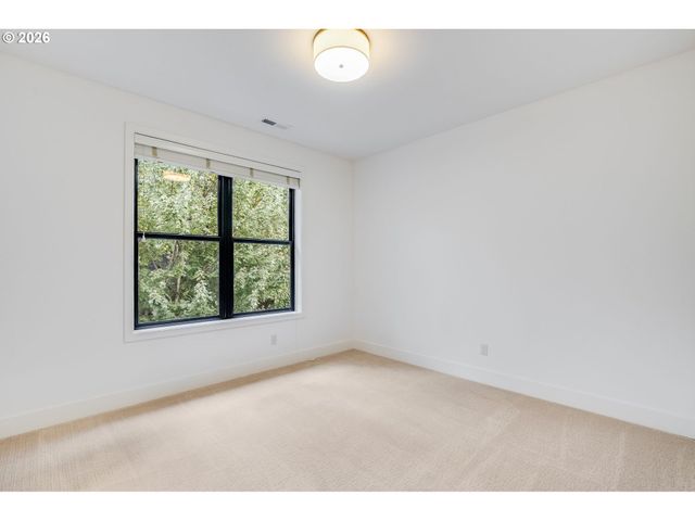 10682 Sw BERKSHIRE St, Portland, OR 97225