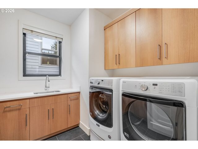 10682 Sw BERKSHIRE St, Portland, OR 97225