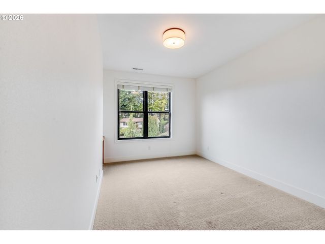 10682 Sw BERKSHIRE St, Portland, OR 97225