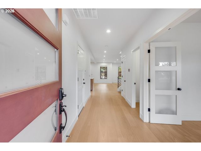 10682 Sw BERKSHIRE St, Portland, OR 97225